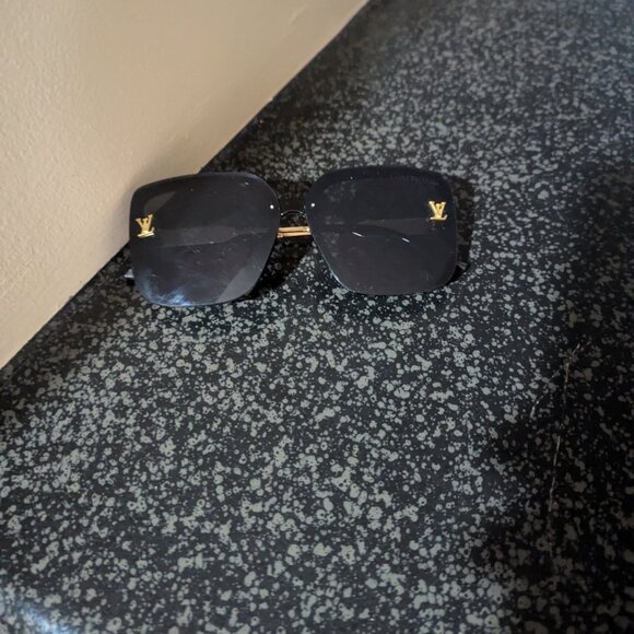 Louie Vuitton  UNISEX Sunglasses - Picture 2 of 3